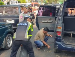 Gercep personil Lantas Polres Bondowoso Membantu Mobil Rombongan yang akan Menghadiri Acara Manasik Haji yang Mengalami Pecah Ban