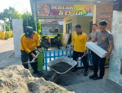 Anggota Polres Nganjuk dan Warga Masyarakat Gotong Royong Bantu Bedah Rumah