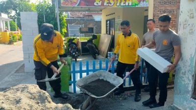 Anggota Polres Nganjuk dan Warga Masyarakat Gotong Royong Bantu Bedah Rumah