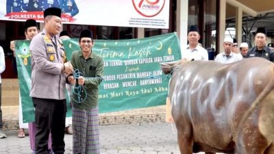 Kapolda Jatim Berkurban 10 Sapi dan 17 Kambing untuk Ponpes,Ormas dan Organisasi Kemahasiswaan di Banyuwangi