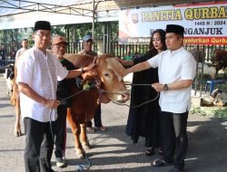 Keluarga Besar Polres Nganjuk bersama Masyarakat Gelar Sholat Idul Adha 2024 dan Serahkan Daging Kurban