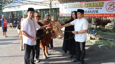 Keluarga Besar Polres Nganjuk bersama Masyarakat Gelar Sholat Idul Adha 2024 dan Serahkan Daging Kurban