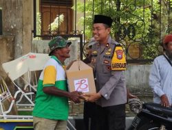 Peduli Sesama, Polres Lumajang Salurkan Bantuan Sosial Untuk Jukir dan Abang Becak