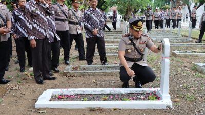 Polres Nganjuk Gelar Upacara Ziarah dan Tabur Bunga Dalam Rangka Memperingati Hari Bhayangkara ke-78