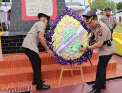 Polres Nganjuk Gelar Upacara Tradisi Peletakan Karangan Bunga di Monumen Perjuangan Polri Ngadiboyo