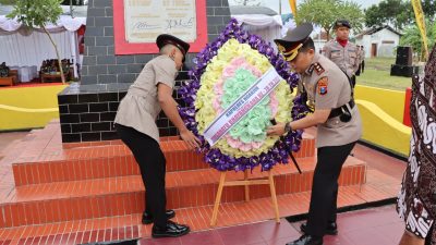 Polres Nganjuk Gelar Upacara Tradisi Peletakan Karangan Bunga di Monumen Perjuangan Polri Ngadiboyo