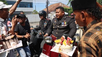 Aktivis dan Wartawan Hadang Kapolres Pamekasan di Pintu Masuk Makopolres Setempat