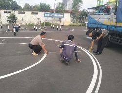 Kanit Regident Satlantas Polrestabes Surabaya, Lakukan Perbaikan Lebar Marka Lapangan Praktek Roda 2