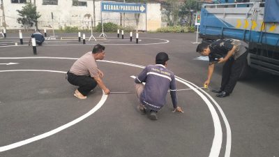 Kanit Regident Satlantas Polrestabes Surabaya, Lakukan Perbaikan Lebar Marka Lapangan Praktek Roda 2