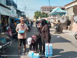 Jumat Berkah, Ormas Aliansi Masyarakat Indonesia (AMI) Bagikan Ratusan Nasi Kotak untuk Abang Becak dan Sopir Angkut