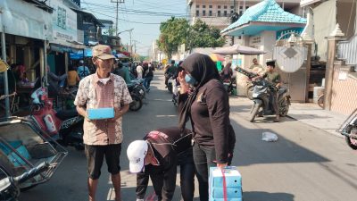 Jumat Berkah, Ormas Aliansi Masyarakat Indonesia (AMI) Bagikan Ratusan Nasi Kotak untuk Abang Becak dan Sopir Angkut