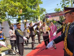 Polres Sampang Menyambut Kedatangan Kapolres baru Dengan Tradisi Pedang Pora