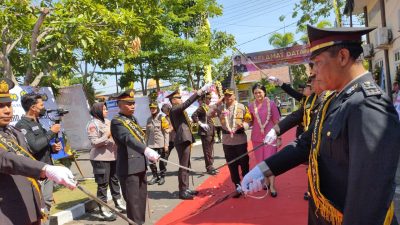 Polres Sampang Menyambut Kedatangan Kapolres baru Dengan Tradisi Pedang Pora