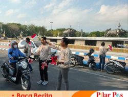 Bertepatan Hari Kemerdekaan RI ke-79, AWAS Bagikan Bendera Merah Putih di Alun-alun Trunojoyo Sampang