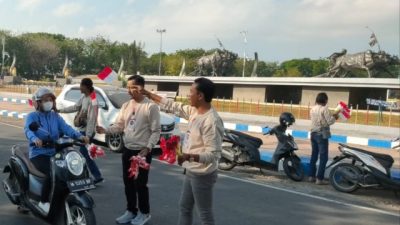 Bertepatan Hari Kemerdekaan RI ke-79, AWAS Bagikan Bendera Merah Putih di Alun-alun Trunojoyo Sampang