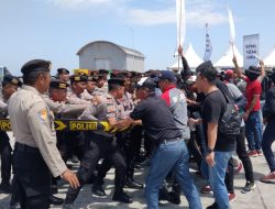 Mantapkan Kesiapan Menjelang Pilkada Serentak, Personil Polres Pamekasan Mengikuti  Latihan Sispamkota di Pelabuhan Trunojoyo Sampang