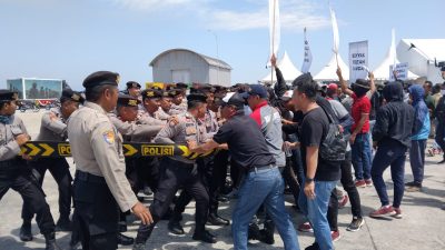 Mantapkan Kesiapan Menjelang Pilkada Serentak, Personil Polres Pamekasan Mengikuti  Latihan Sispamkota di Pelabuhan Trunojoyo Sampang