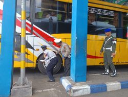 Sukseskan KTT IAF di Bali Personel Gabungan Polres Lumajang Patroli KRYD di Terminal Minak Koncar