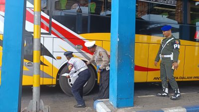 Sukseskan KTT IAF di Bali Personel Gabungan Polres Lumajang Patroli KRYD di Terminal Minak Koncar