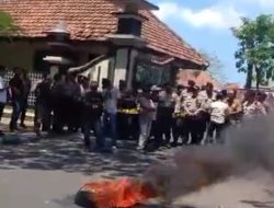 Forum NGO Madura Gelar Aksi di Depan Kantor Bupati, Bakar Ban dan Lempar Telur Busuk