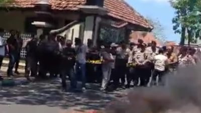 Forum NGO Madura Gelar Aksi di Depan Kantor Bupati, Bakar Ban dan Lempar Telur Busuk