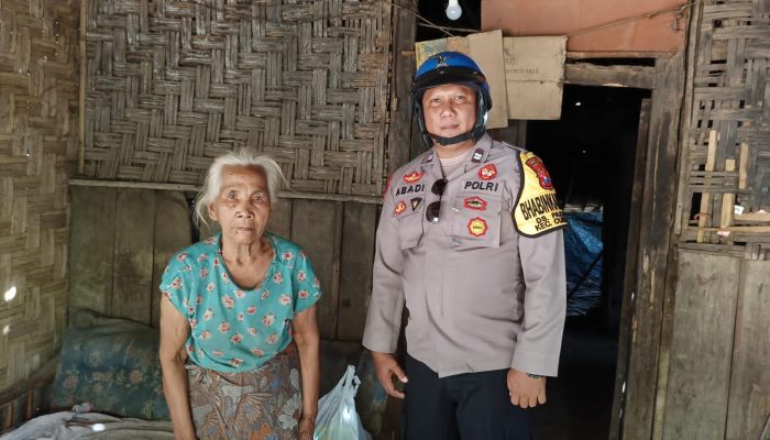 Polisi Peduli. Pak Bhabin Berbagi Sembako untuk Warga Kurang Mampu di Bondowoso