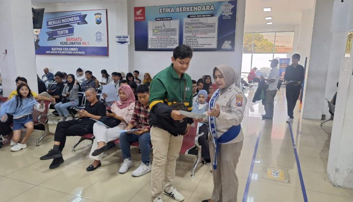 Humanis, Petugas Satpas SIM Colombo Surabaya, Melayani Masyarakat dalam Pembuatan SIM Baru Maupun Perpanjangan