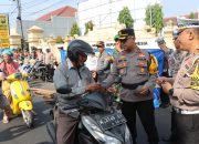 Hari Pertama Operasi, Polres Pamekasan Sosialisasi Operasi Zebra Semeru 2024 dengan Bagikan Brosur