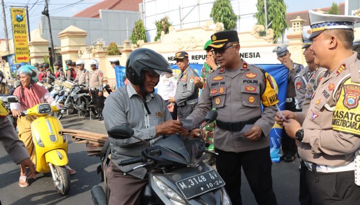 Hari Pertama Operasi, Polres Pamekasan Sosialisasi Operasi Zebra Semeru 2024 dengan Bagikan Brosur