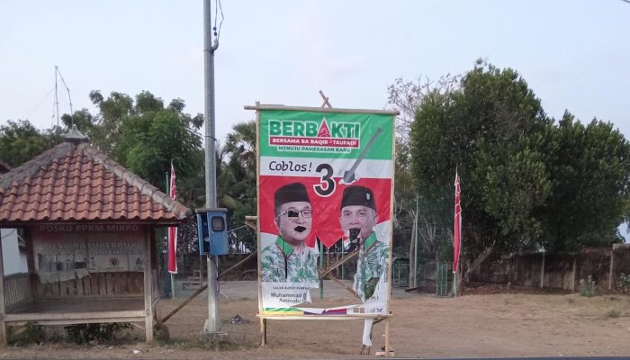 Sadis…., Diduga Takut Kalah, Banner BERBAKTI Di Kecamatan Pasean Dirobek Pakai Celurit Oleh Oknom 