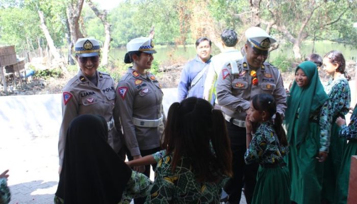 Satlantas Polresta Sidoarjo Beri Edukasi Pelajar dan Bansos untuk Warga Kepetingan Dalam Rangka Operasi Zebra Semeru 2024