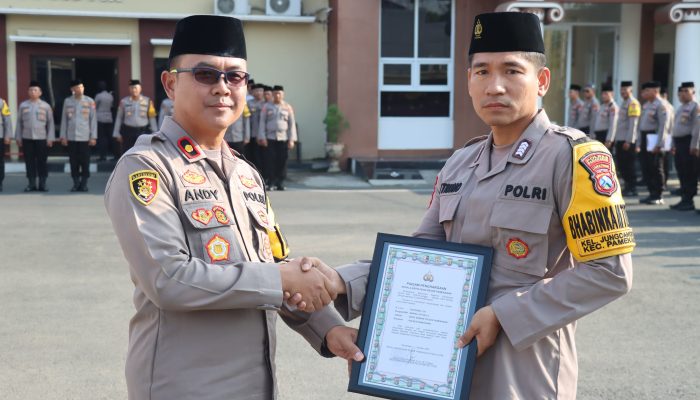 Bentuk Penghormatan Hari Santri 2024, Polres Pamekasan Melakukan Upacara dengan Menggunakan Kopyah Hitam