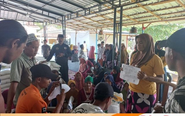 Pemdes Tragih Sampang Salurkan Bantuan Beras Kepada 388 KPM