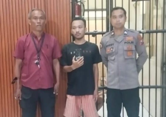 Kuli Bangunan  Lagi Asik Main Judi Online di Area Smoking Room, Diamankan Polsek Asemrowo