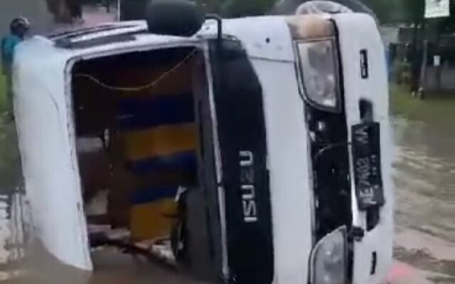 Video Viral, Mini Bus Bermuatan Rokok Ilegal Siap Edar Terguling di Banyuates Sampang