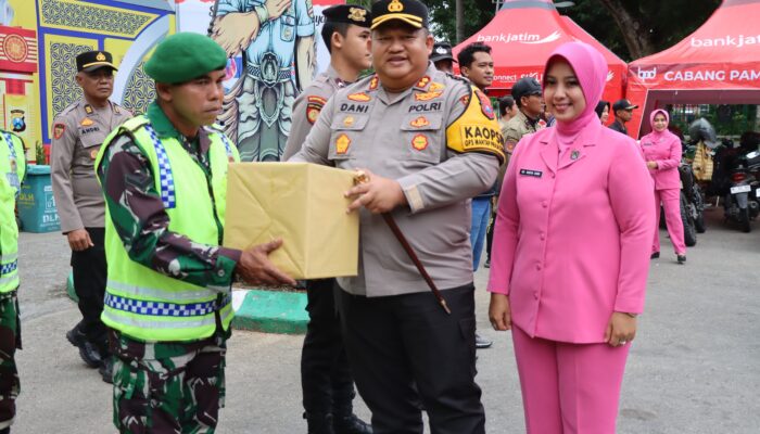 Kapolres Didampingi Ibu Ketua Bhayangkari Berikan Bingkisan dan Motivasi Petugas Pos Pengamanan