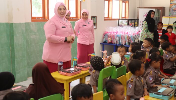 Ibu Kapolda Jatim Berbagi Makan Gratis Bergizi di TK Kemala Bhayangkari 78 Pamekasan