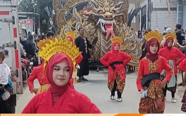 Menampilkan Siswa Siswi di Puncak Acara, SMPN 1 Tambelangan Sampang Gelar Pawai Kesenian Musik Tradisional