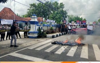 Tuntut Pilkades di Sampang Segera Digelar, Puluhan Massa Lakukan Aksi Demontrasi ke Kantor Kecamatan Jrengik