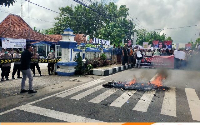 Tuntut Pilkades di Sampang Segera Digelar, Puluhan Massa Lakukan Aksi Demontrasi ke Kantor Kecamatan Jrengik
