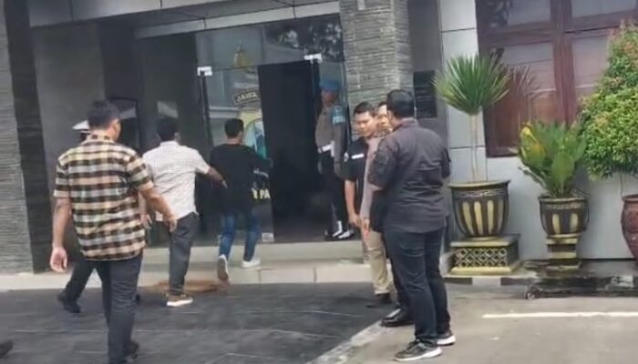 Forkot Pamekasan Desak Penegakan Hukum Bersih, Demo di Polres Berlangsung Tegang
