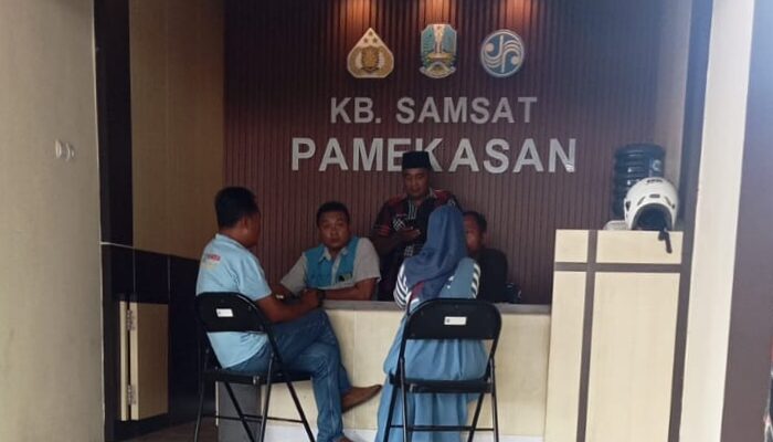 Anggota Ormas Pagar Jati Tanyakan Surat-surat Kendaraan Ke Kantor Samsat Pamekasan Yang Diduga Hilang